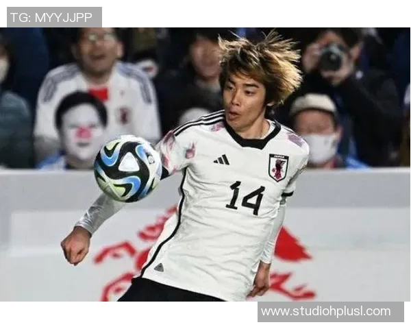 揭开足球明星背后的秘密黑料揭秘他们不为人知的丑闻与争议