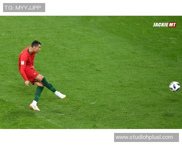 足球明星风采展现球场上的传奇瞬间与精彩瞬间合集 足球明星风采展现球场上的传奇瞬间与精彩瞬间合集